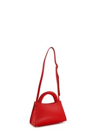 Rote Lederhandtasche mit dreieckiger Form, einem langen verstellbaren Tragegurt und einem runden Oberhandgriff. Glatte Textur mit minimalem Zubehör.
