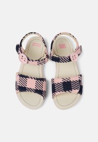 Vaaleanpunaiset ja tummansiniset ruudulliset sandaalit, joissa on kudottua kangasta, säädettävä hihna vaaleanpunaisella napilla ja beige sisäpohja.