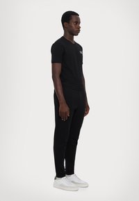 EA7 Emporio Armani PANTALONI - Treningo apatinė dalis - black
