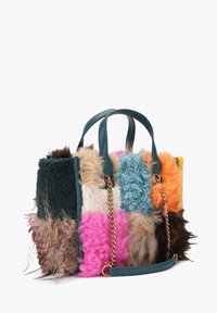 Multicolore patchwork handtas met textuur van vacht en stof in blauw, roze, geel, oranje, groen en bruin; inclusief een kettingaccent.