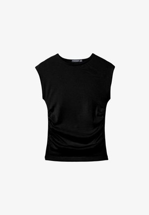 Sort kortærmet tætsiddende top med rund halsudskæring og let rynkedetalje på begge sider, lagt fladt på hvid baggrund.