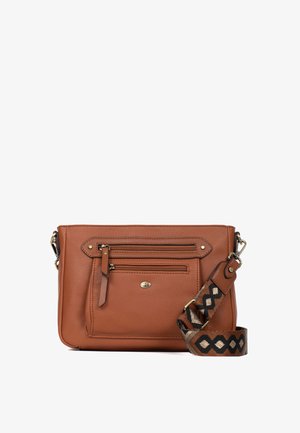 Sac bandoulière en cuir marron avec poches zippées à l'avant, ferrures dorées et bandoulière amovible en tissu à motifs.