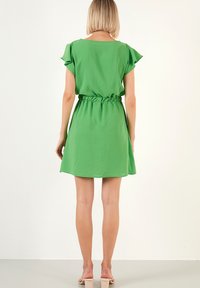 LELA REGULAR FIT - Päevakleit - green