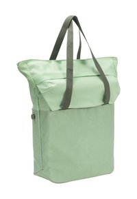 Groene totebag met een gestructureerd ontwerp, gemaakt van textuurstof. Heeft twee grijze handvatten en een klep met een drukknoopsluiting.