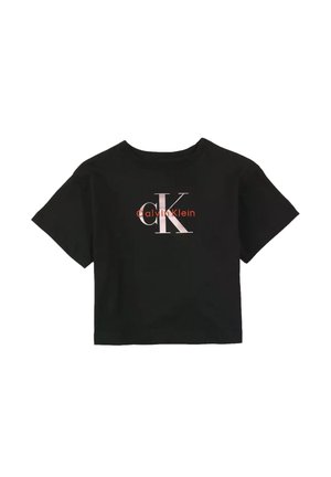 Crop top nero a maniche corte con grandi iniziali "cK" e logo "Calvin Klein" stampati in rosso e bianco al centro davanti.