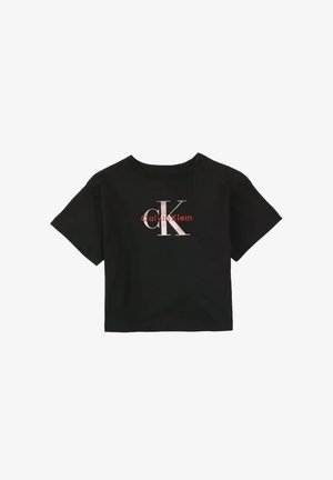 Crop top nero a maniche corte con grandi iniziali "cK" e logo "Calvin Klein" stampati in rosso e bianco al centro davanti.