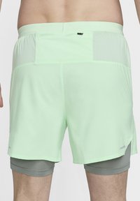 Nike Performance STRIDE - Pantalón corto de deporte - vapour green dark stucco vapour green