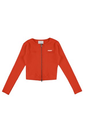 Czerwona prążkowana krótka kurtka z długimi rękawami, okrągłym dekoltem i zamkiem błyskawicznym z przodu; z małym białym logo na lewej stronie klatki piersiowej.