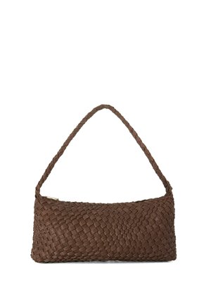 Sac à bandoulière en cuir tressé marron avec une seule bandoulière tressée et une fermeture éclair sur le dessus.