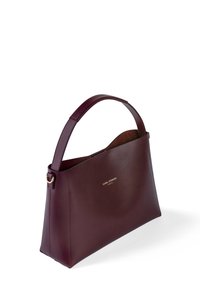Bordeauxfarbene Lederhandtasche mit strukturiertem Design, flachem Boden und kurzem Griff. Mit goldfarbener Markenlogo auf der Vorderseite. Glatte Textur.