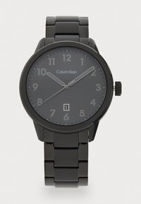 Montre en acier inoxydable noir avec un boîtier rond, un cadran texturé foncé, des index horaires clairs, une fenêtre de date et un bracelet à maillons assorti.