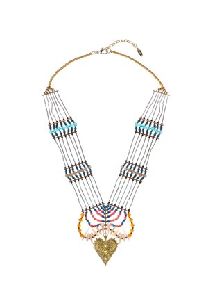 Collier de perles avec chaîne ton or, comprenant des perles turquoise, marron et pêche ; pendentif en métal doré en forme de cœur au centre.