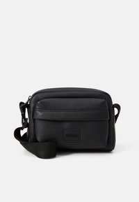 Borsa a tracolla in pelle nera con finitura texturizzata, dotata di tasca frontale e tracolla regolabile. Logo impresso sulla parte anteriore.