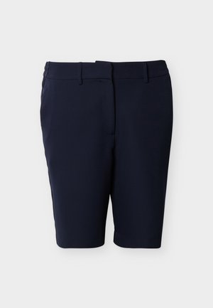 Pantaloni scurți bleumarin, croiți, până la genunchi, cu curea și închidere cu fermoar în față, expuși pe un fundal simplu și deschis la culoare.