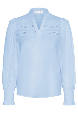 Lichtblauwe blouse met een gerimpelde kraag, drie horizontale uitsneden en pofmouwen met gerimpelde manchetten.