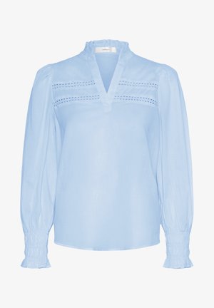 Lichtblauwe blouse met een gerimpelde kraag, drie horizontale uitsneden en pofmouwen met gerimpelde manchetten.