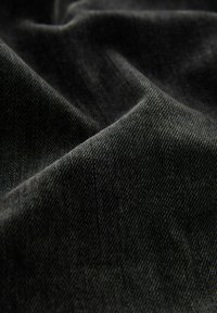 Tume denim kangas, millel on peene tekstuur, peene twill-muster, pehme lange ja minimaalne läige. Värv on sügavalt antratsiithall.