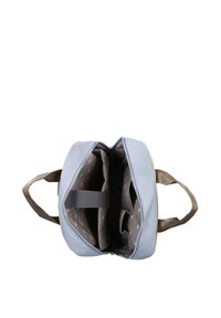 Sac bleu clair avec deux poignées, fermeture éclair ouverte montrant des compartiments intérieurs rembourrés et une sangle foncée pour sécuriser les objets.