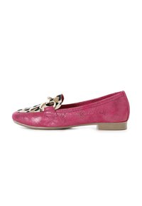 Scarpa flat in suede rosa con tacco basso, caratterizzata da una decorazione in stampa leopardata con un accento in metallo dorato nella parte anteriore. Texture complessivamente liscia.
