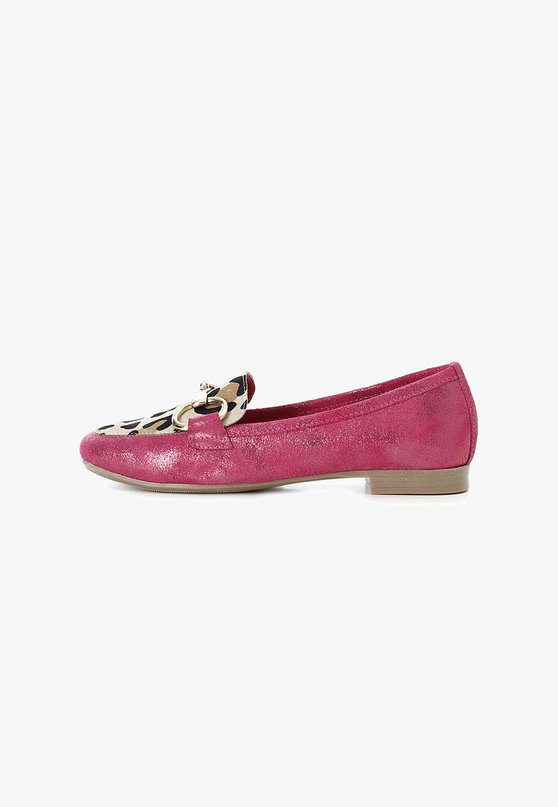 Chaussure plate en daim rose avec un petit talon, ornée d'un décor léopard et d'un accent en métal doré à l'avant. Texture lisse dans l'ensemble.