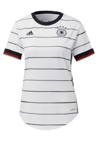 Maglia da calcio bianca con strisce nere, colletto nero e accenti della bandiera tedesca sulle maniche. Presenta il logo Adidas e l'emblema nazionale.