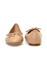 Gev quilted beige ballerina's met een ronde neus, strikdetail aan de voorkant en een klein logo charm. Gladde leertextuur met ton-sur-ton stiksels.