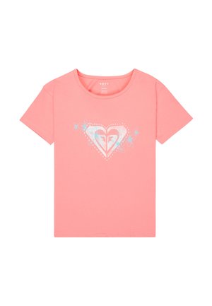 Hell korallenrosa T-Shirt mit kurzen Ärmeln, Rundhalsausschnitt und einer weißen sowie hellblauen Herzgrafik, umgeben von floralen Akzenten auf der Vorderseite.