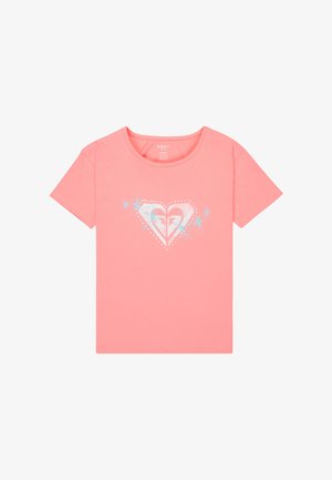 Licht koraalroze T-shirt met korte mouwen, een ronde hals en een witte en lichtblauwe hartgrafiek omringd door bloemaccenten aan de voorkant.