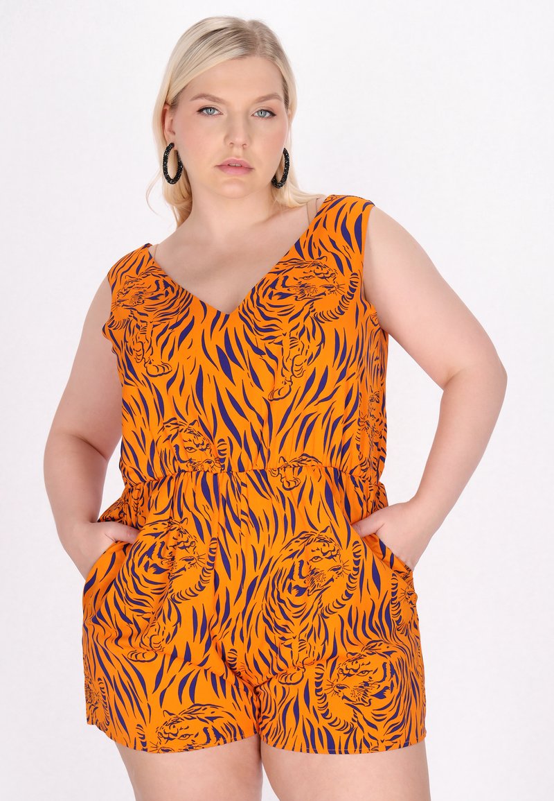 Orange jumpsuit med tiger mönster i blått, v-ringning, korta ärmar och fickor. Tillverkad av ett lätt tyg.