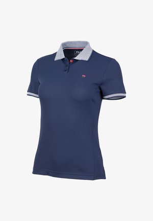 Granatowa damska koszulka polo z białym paskowanym kołnierzykiem i mankietami na rękawach, zapinana na guziki, z małym logo FILA na piersi.