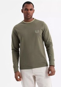 Olivegrünes Langarm-T-Shirt aus weichem Stoff, mit rundem Halsausschnitt und kleinem Logo auf der Brust.