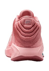 Rosa sportlicher Schuh mit einem strukturierten Mesh-Obermaterial, gepolstertem Absatz und erhabenen Akzenten. Verfügt über eine Gummisohle mit leichtem Farbkontrast.
