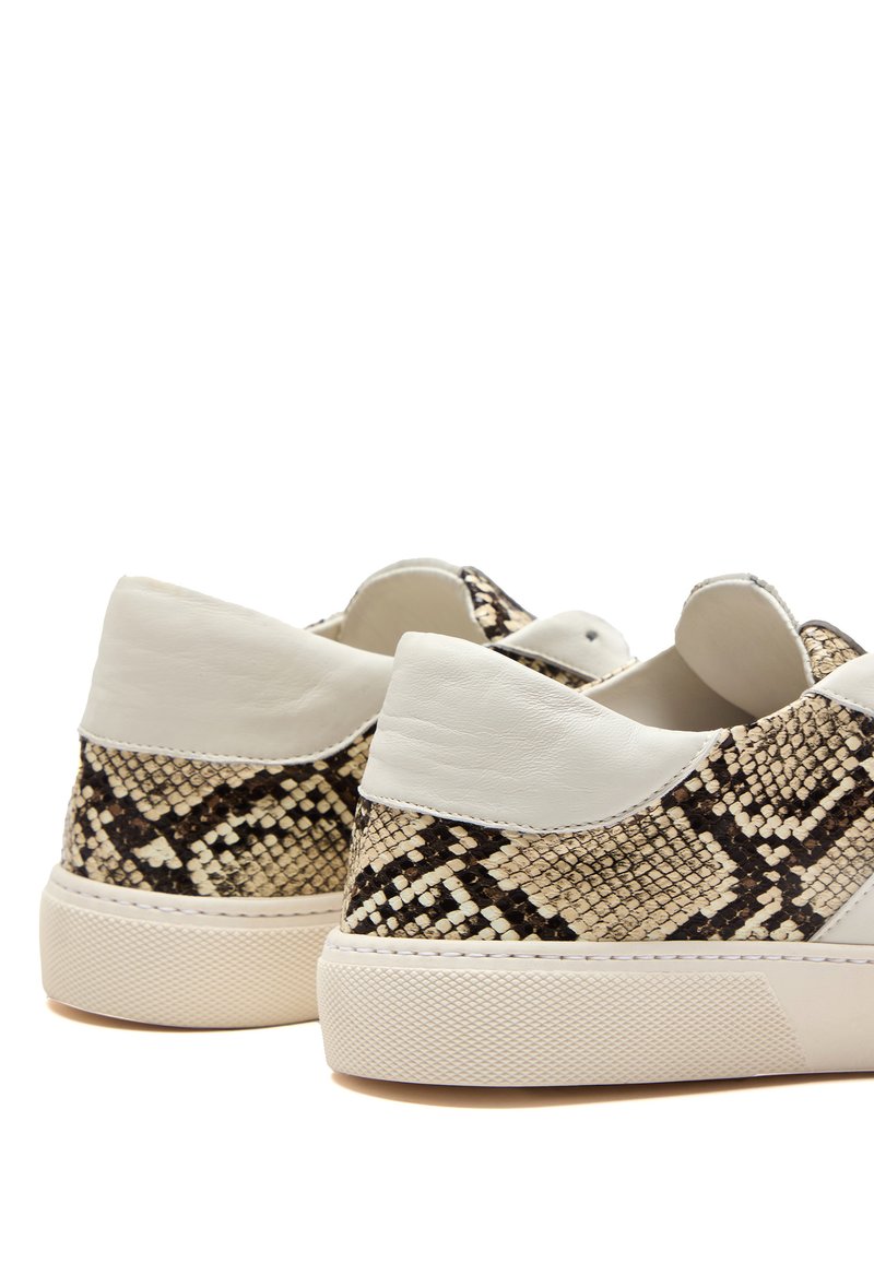 Weiße Ledersneaker mit Schlangenhautmuster in Beige und Schwarz. Verfügt über eine strukturierte Sohle und einen gepolsterten Kragen für zusätzlichen Komfort.