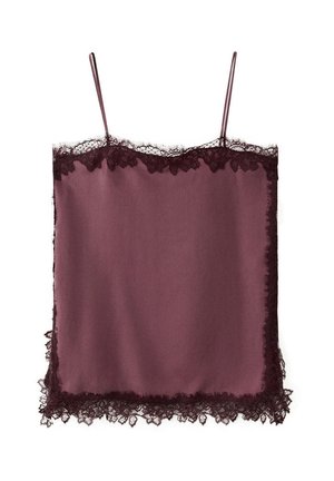 Camisola de satén morado con tirantes finos y encaje oscuro a lo largo de la parte superior, los laterales y el dobladillo sobre un fondo blanco.