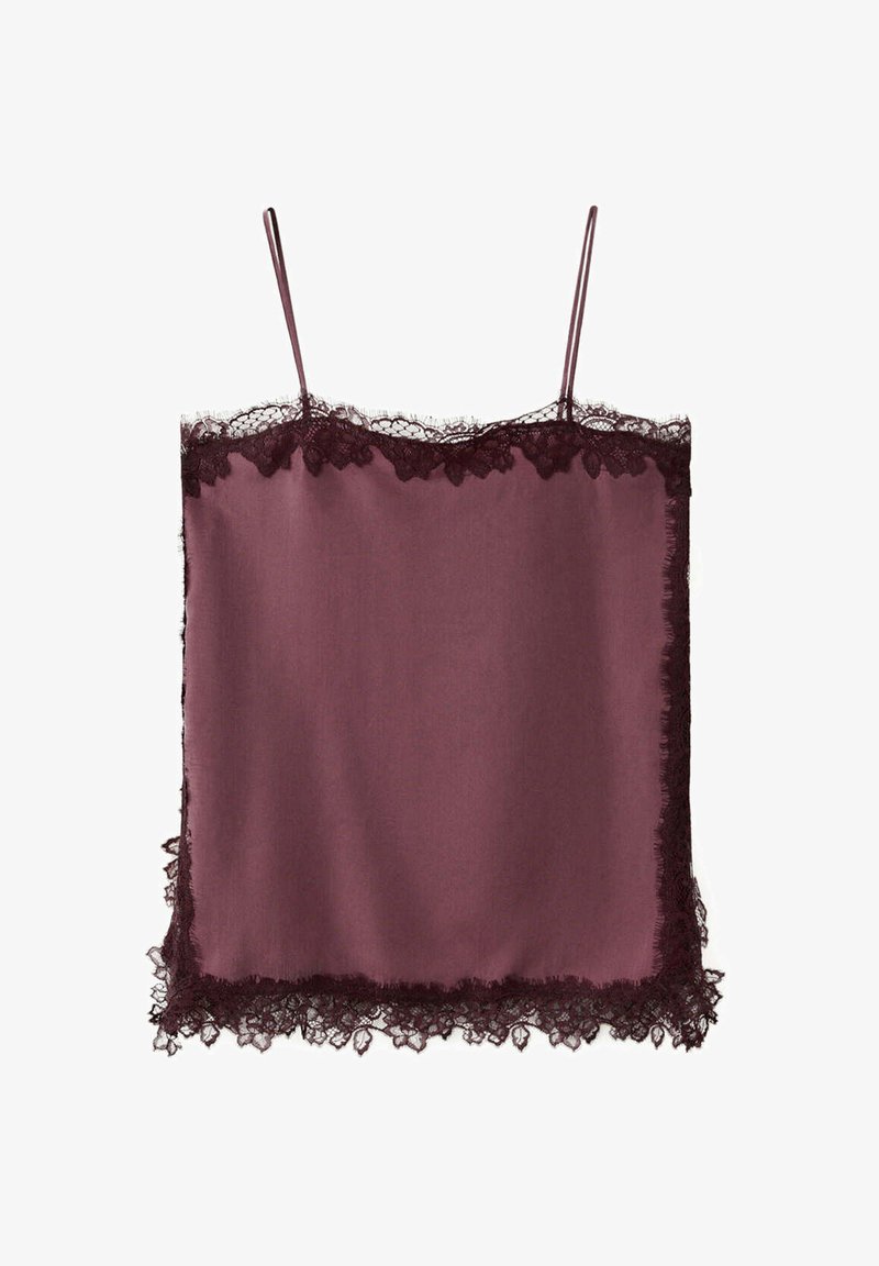 Caraco en satin violet avec fines bretelles et bordure en dentelle foncée le long du haut, des côtés et de l'ourlet sur fond blanc.