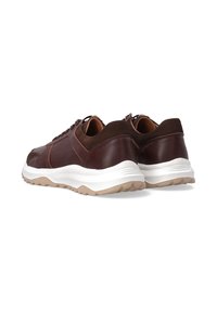 Para ciemno-brązowych skórzanych sneakersów z białymi grubymi podeszwami i beżowym bieżnikiem, pokazana z tyłu na białym tle.
