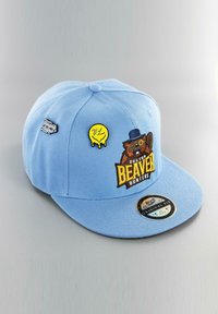 Vaaleansininen baseball-lippis, jossa on brodeerattu "Boston Beaver Hunters" -kuvio, jossa on majava, pyöreä nappi ja logo-patch sivussa.