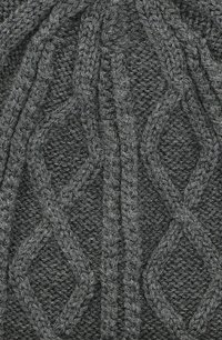 Szary, dziany beret z fakturowanym wzorem w warkocze i splecionymi kształtami rombów, wykonany z miękkiej, grubej włóczki.