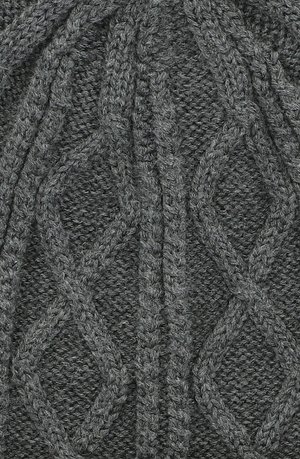 Szary, dziany beret z fakturowanym wzorem w warkocze i splecionymi kształtami rombów, wykonany z miękkiej, grubej włóczki.