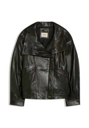 Sort læderjakke med brede revers, asymmetrisk lynlåslukning og forlommer, vist fladt på en hvid baggrund.