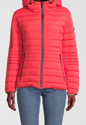 Lys rød quiltet jakke med frontlynlås, to lynlåslommer i siderne, hætte med snore, båret med blå jeans.