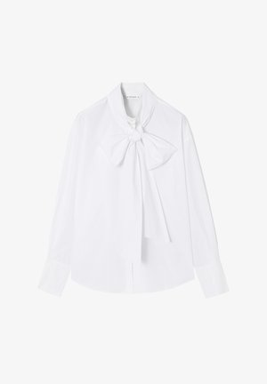 Biała koszula z bawełny z detalem w postaci muszki przy kołnierzyku, długimi rękawami i luźnym krojem. Gładka tekstura, klasyczny design.