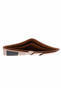 Portefeuille bifold en cuir marron ouvert, montrant des emplacements pour cartes vides et des compartiments sur fond blanc.