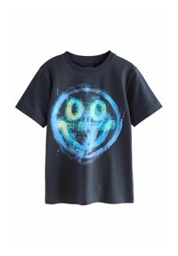 Mørkeblå kortærmet T-shirt med et stort lysende blå og gul smiley-ansigt grafisk design på forsiden.