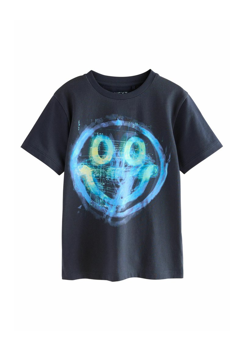 Mørkeblå kortærmet T-shirt med et stort lysende blå og gul smiley-ansigt grafisk design på forsiden.
