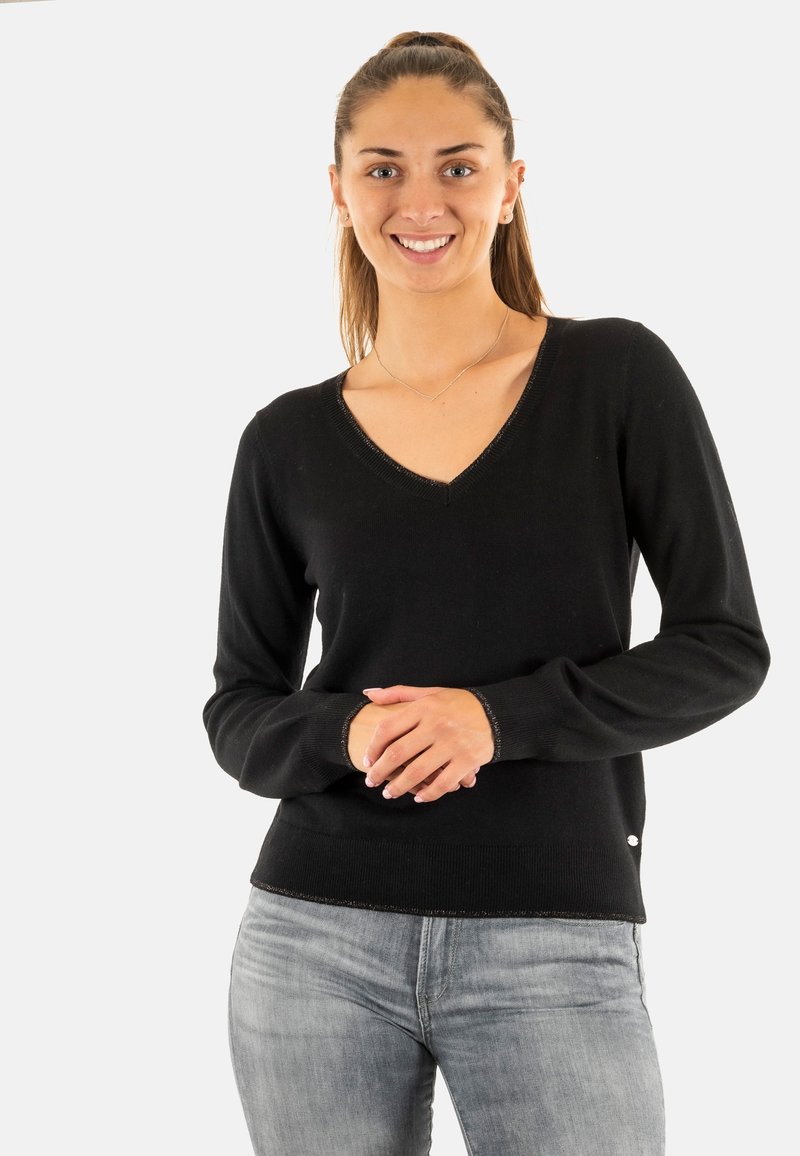 Pull en maille noire avec col en V et manches longues, présentant une texture côtelée discrète et un petit logo en accent au niveau de l'ourlet.