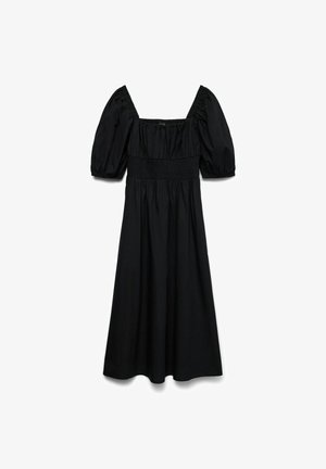 Crna haljina sa kvadratnim izrezom, kratkim puf rukavima i smocanjem na prsnome dijelu. Izrađena od glatkog materijala s lepršavom suknjom.