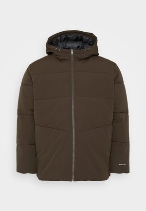 Bruine pufferjas met een capuchon, voorrits en gestikte ontwerp met horizontale en diagonale naden. Minimaal merklogo op de onderkant van de mouw.