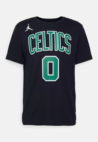 T-shirt noir à manches courtes avec texte "CELTICS" vert et blanc, grand chiffre zéro et petit logo Jumpman de basketball blanc sur la poitrine.