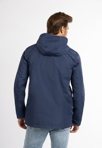 Marineblå hættejakke med en glat, vandtæt tekstur. Har et enkelt design med lange ærmer og en lige skæring ved taljen.